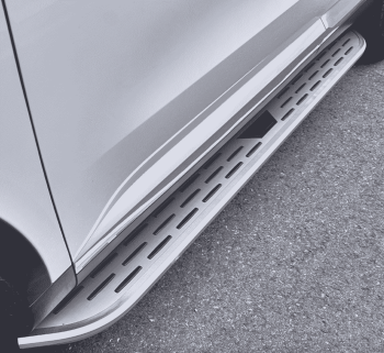 Bậc bước chân Lynk & Co 08